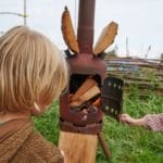 Kinderen stoken vuur in een houtkachel