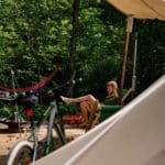 Man zit in een stoel te lezen op een groene camping in Utrecht