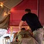 Man geeft vrouw massage op een Adults only camping in het midden van Nederland