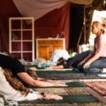 Vrouw geef les in Yoga op camping Røstig