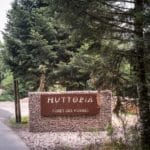 Welkomsbord met Huttopia erop