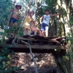 Kinderen spelend in een boomhut in de Dordogne