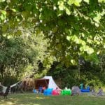 Groen kampeerveld met een tent erop in de Dordogne