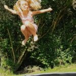 Meisje springt op een trampoline