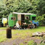 Groene camper op een natuurkampeerterrein in Drenthe