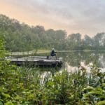Man aan het vissen in een meer in het oosten van Nederland