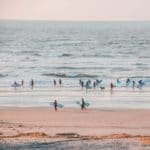 Groep mensen aan het surfen in de zee bij Ameland