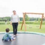 Vrouw met jongen op een trampoline op een kindvriendelijk glamping in Overijssel