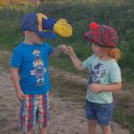 Twee kinderen met gekke hoeden op