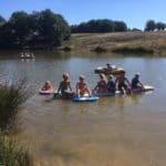 Kinderen spelen in een Franse rivier