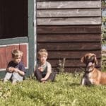 Twee jongens en een hond op een kindvriendelijke glamping in Noord-Holland