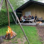 Vuurschaal voor een safaritent op een kleinschalige camping in Zeeland