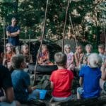 Kinderen rond een kampvuur op een kindvriendelijke camping in Drenthe