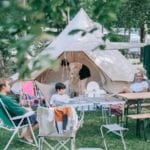 Gezin voor een Bell tent op een kleinschalige camping in Drenthe