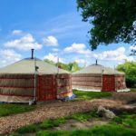 Twee Mongoolse Yurts op een glamping in Noord-Brabant