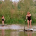 Twee vrouwen aan het suppen op water in Flevoland