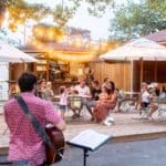Live muziek met een verlicht terras op een glamping van Huttopia in Frankrijk