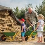 Twee kinderen helpen de boer op een kindvriendelijke camping in Noord-Brabant