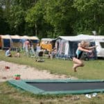 Meisje op een trampoline op Camping en speelboerderij de Steenuil