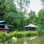 Camper en Yurt langs het water op camping Qui Vivra Verra in Frankrijk