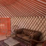 Leren bank in een Yurt