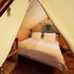 Tweepersoonsbed in een Lodge tent