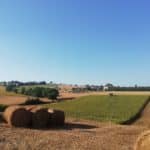 Hooibalen met platteland op de achtergrond in Italië
